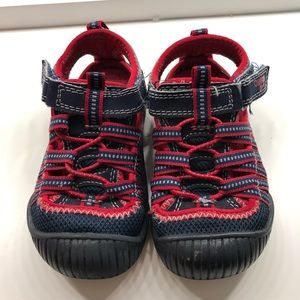 OshKosh B’gosh Boys Waterproof sandals. Size 8.
